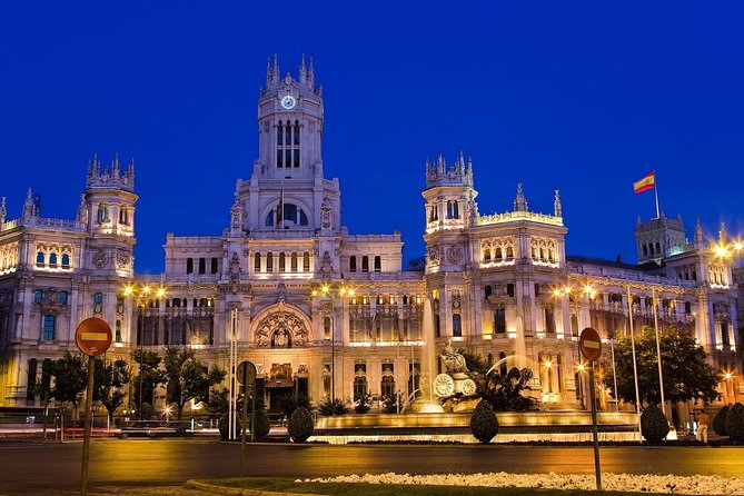 Paseos turísticos Palacio de Cibeles Madrid en tuk tuk.