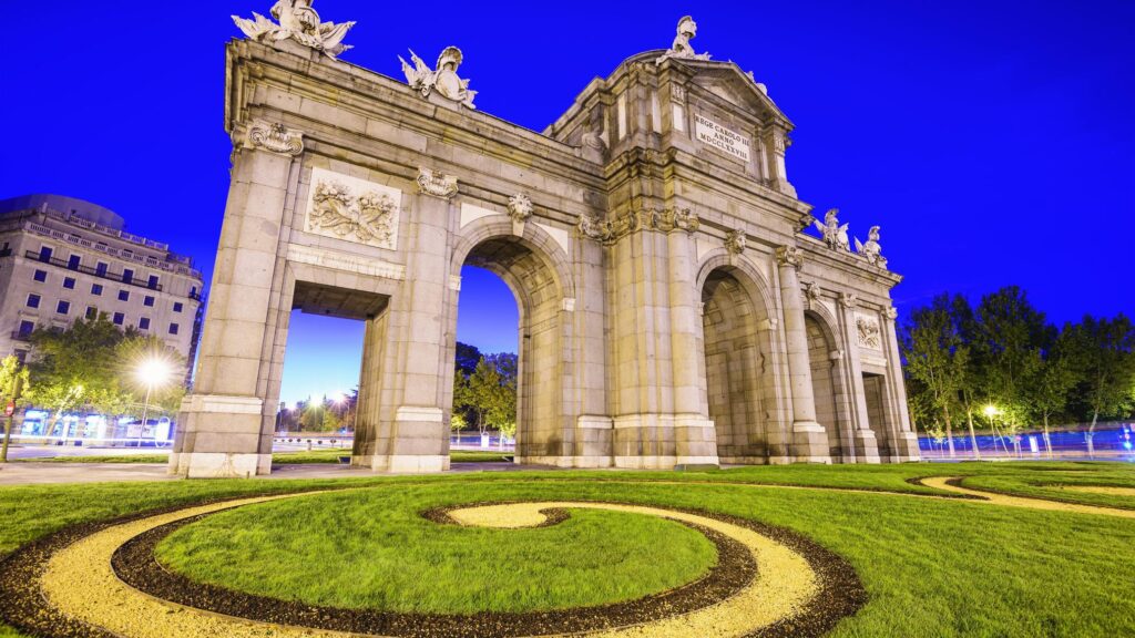 Paseos turísticos Puerta de Alcalá Madrid en tuk tuk.